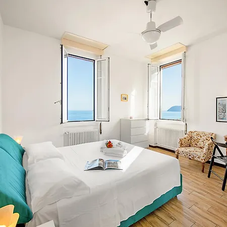 La Vie Enchanting Sea View Апартаменты *