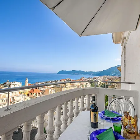 La Vie Enchanting Sea View Апартаменты *